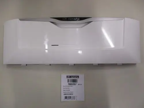 Weiße Klappe eines Schaltfelds mit der Marke Remeha, gestaltet für die Montage an einer Wand. Einfache und funktionale Bauweise ohne dekorative Elemente.